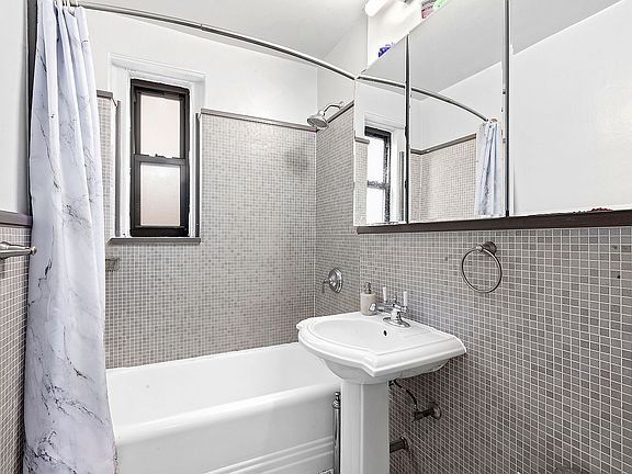 5th image of 402 E 74th St APT 5F
