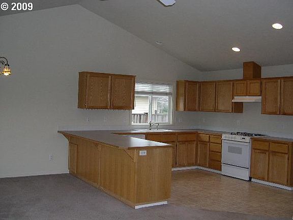 5th image of 293 NE Wilcox St