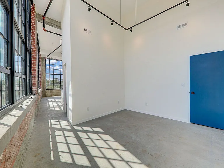 2327 Texas Ave — Photo 9