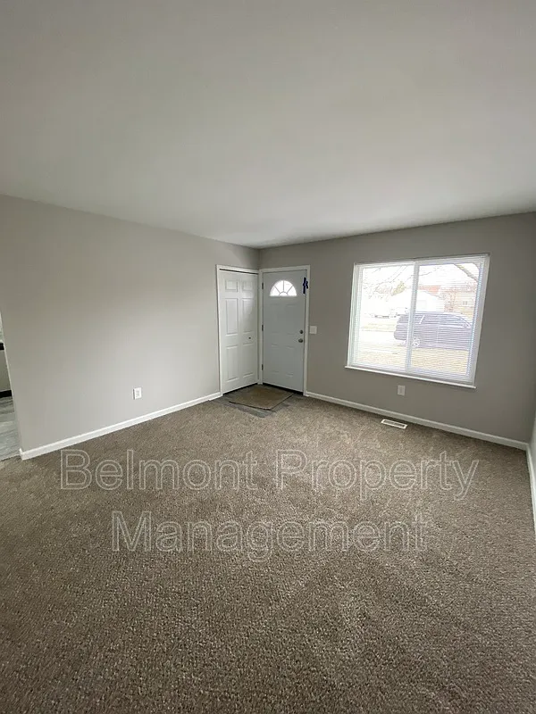 3 bed, 1.0 bath, 888 sqft, $1,500 — Photo 3