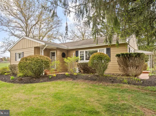 1030 Walt Rd, Pennsburg, PA 18073