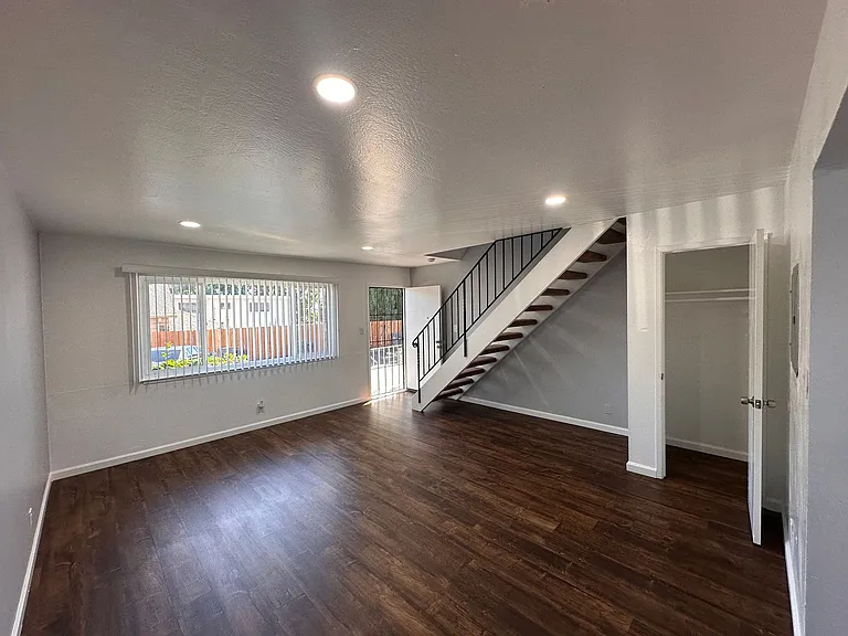 4065 Lyon Ave — Photo 2