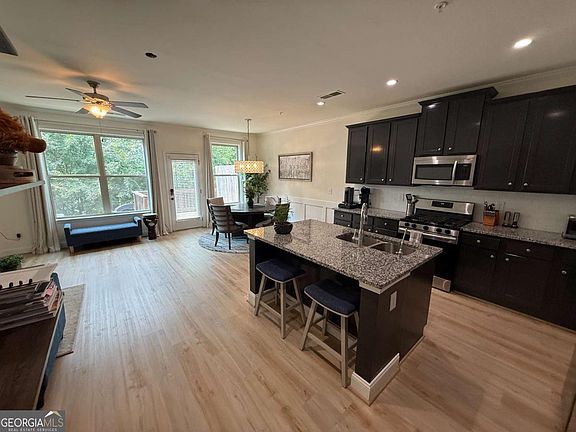 4th image of 379 Cherryhill Ln