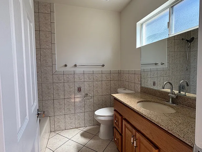 221 S Commonwealth Ave — Photo 22