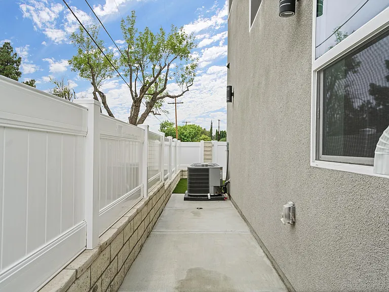 10900 Baird Ave — Photo 30