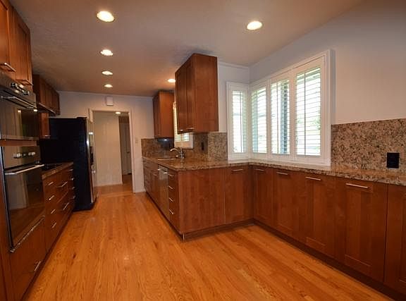 4th image of 807 Columbia Dr