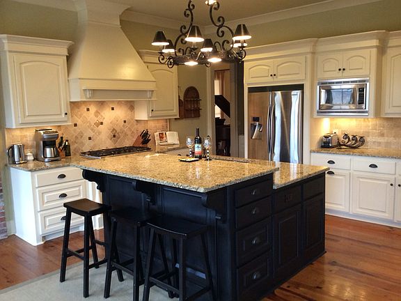 Eat-In Kitchen