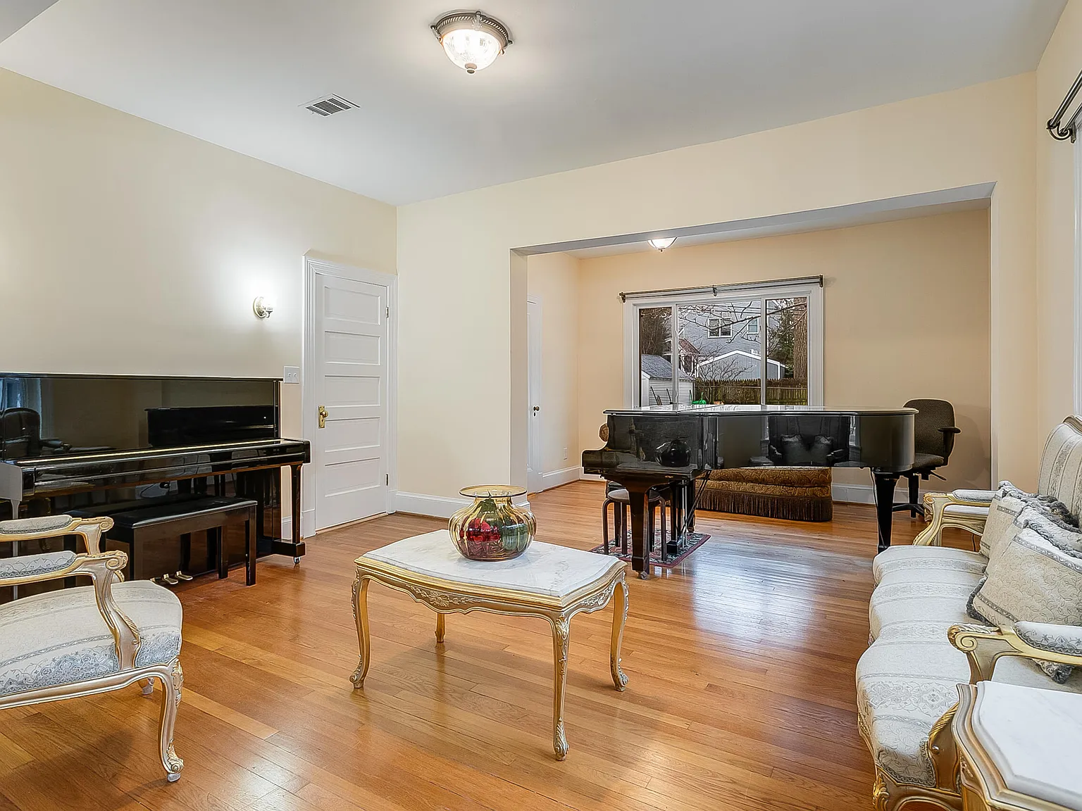 4 bed, 2.5 bath, 2262 sqft, $4,990 — Photo 4
