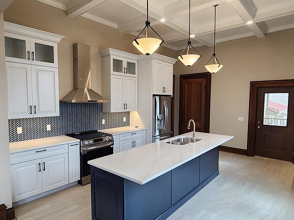 5th image of 890 W 3rd St