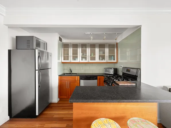 101 West 12th Street image 5 of 10