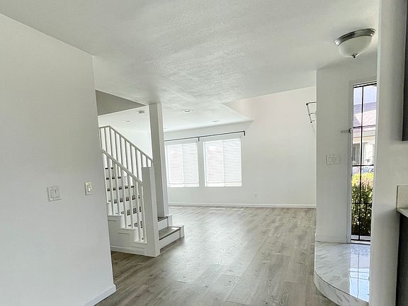 3rd image of 5073 La Cuenta Dr