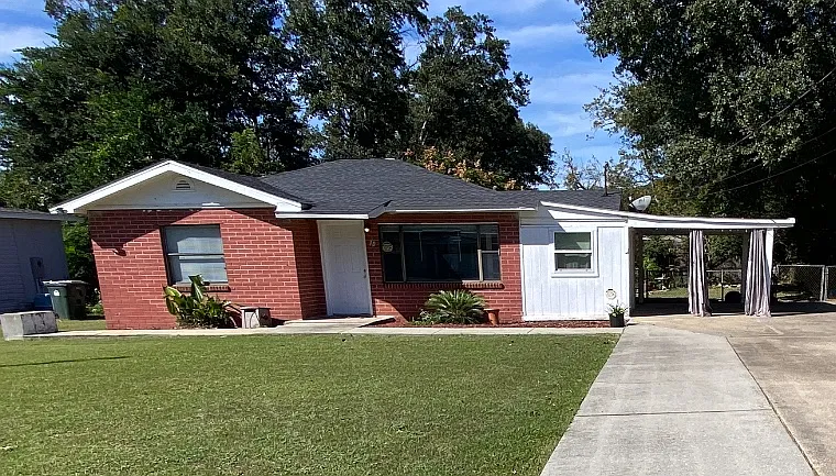 10 Ivanhoe Ave — Photo 1