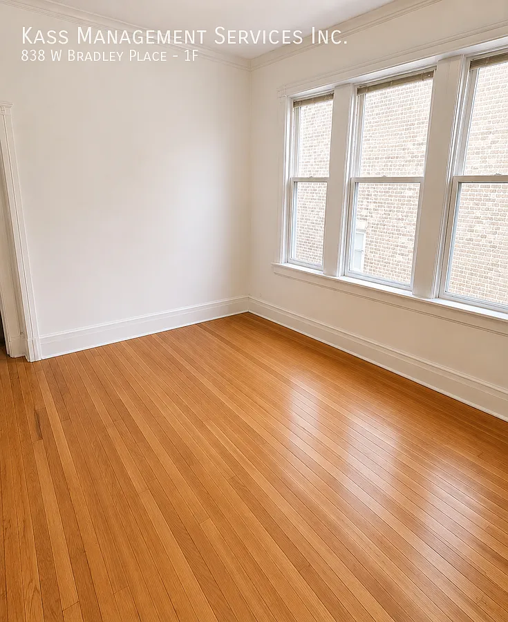 Spacious 5 Bed / 3 Bath Apartment in Lakeview Hardwood Floors & High Ceilings — Photo 3