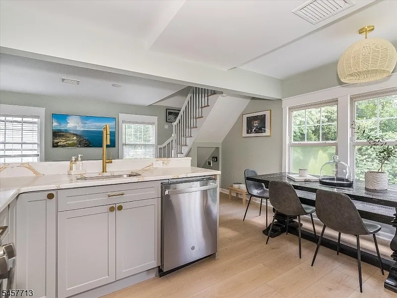 3 bed, 2.0 bath, 1187 sqft, $4,500 — Photo 2