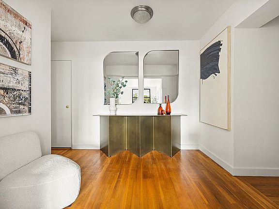 4th image of 100 Bank St APT 4B