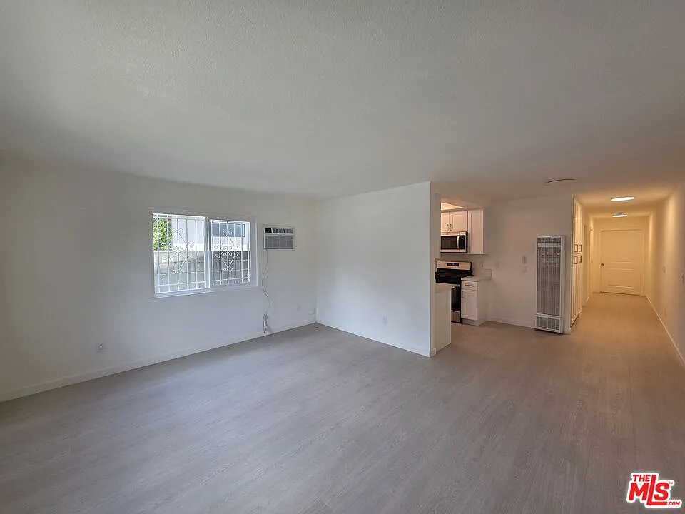 2 bed, 1.0 bath, 900 sqft, $2,700 — Photo 2