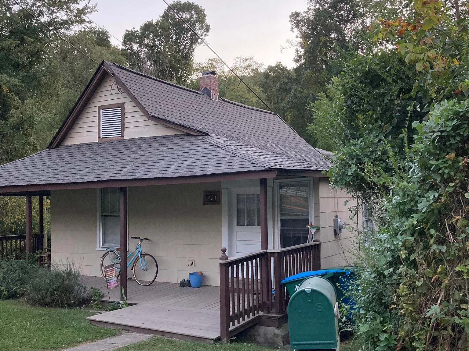 221 Edgewood Rd S — Photo 2