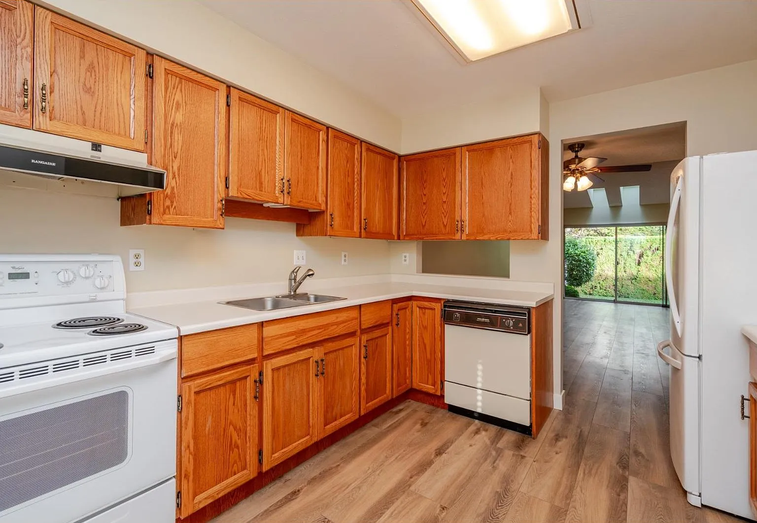 2 bed, 966 sqft, $2,300 — Photo 2