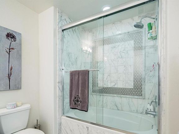 5th image of 931 E Walnut St Unit 603
