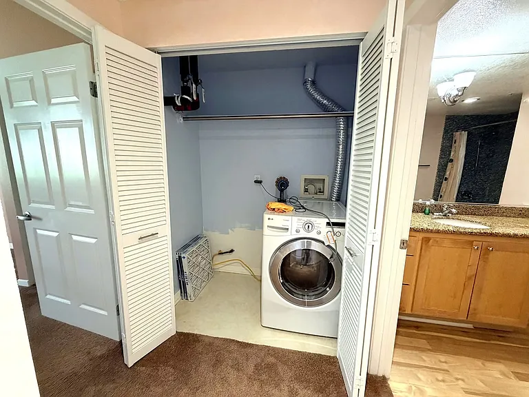 160 S Hudson Ave #215 — Photo 9