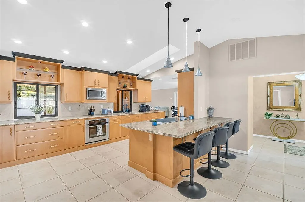 3 bed, 2.0 bath, 2086 sqft, $5,000 — Photo 4