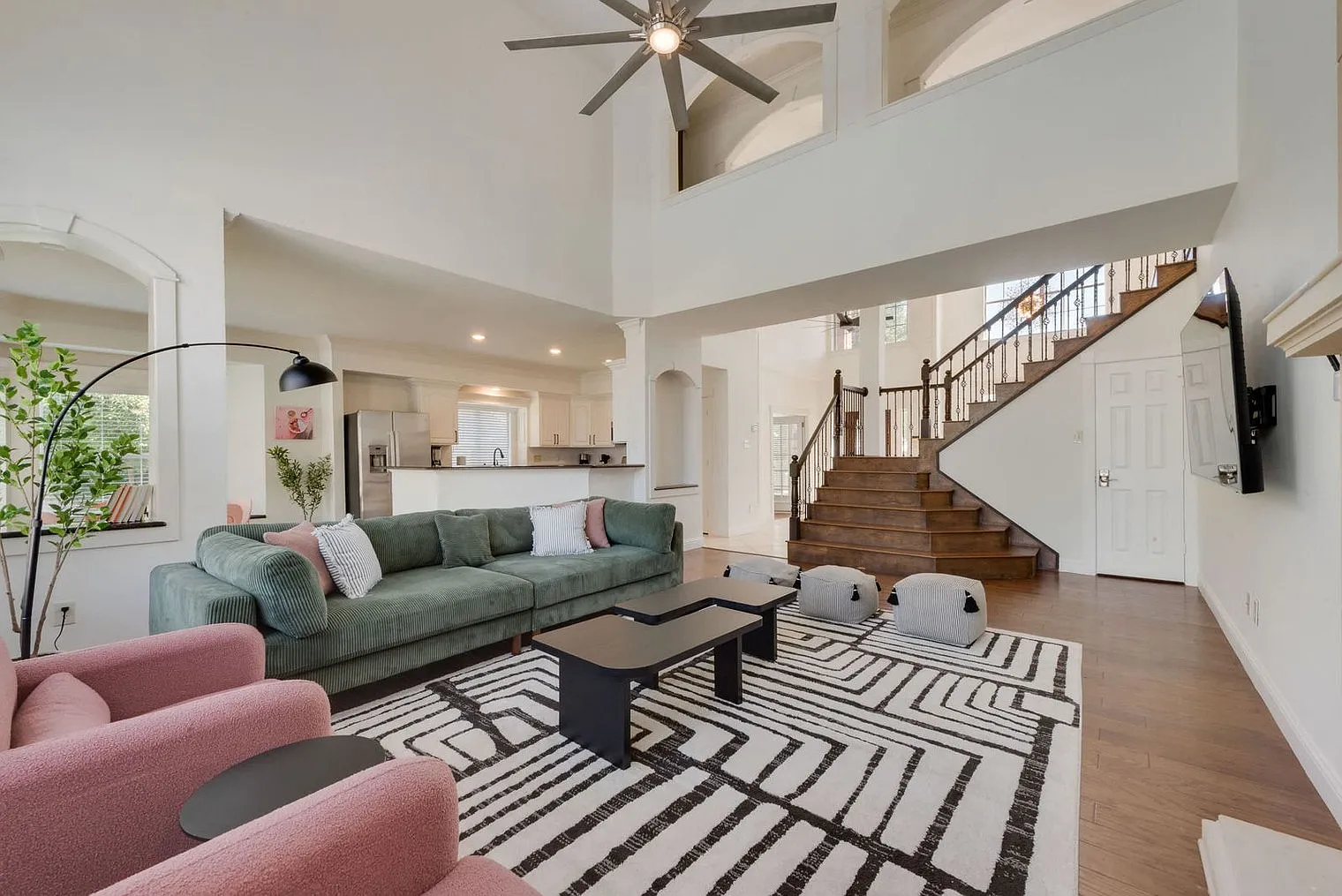 6 bed, 2.0 bath, 3218 sqft, $15,774 — Photo 3