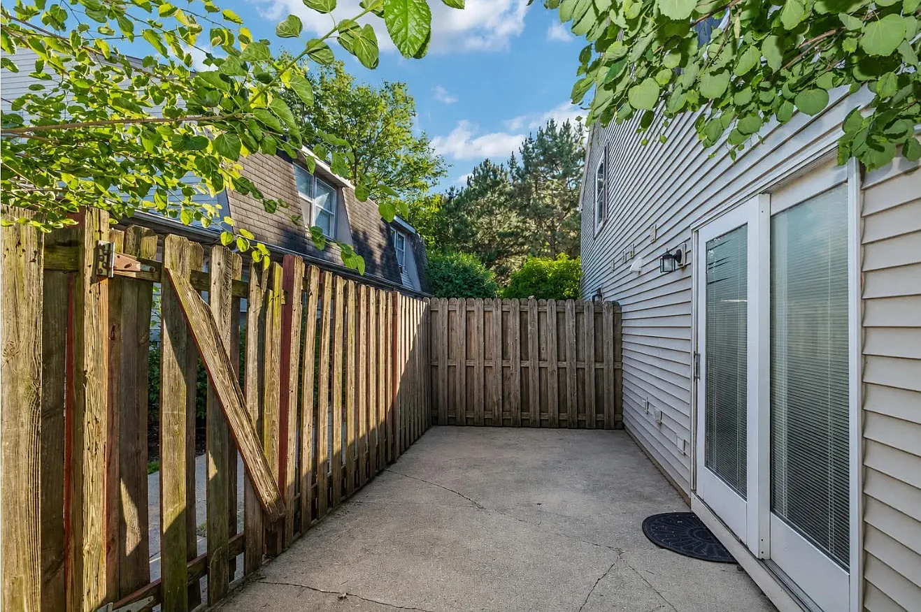 3 bed, 1.5 bath, 1500 sqft, $2,600 — Photo 3