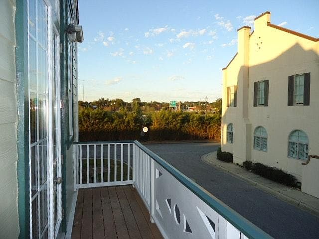 Aragon Carriage House With Balcony