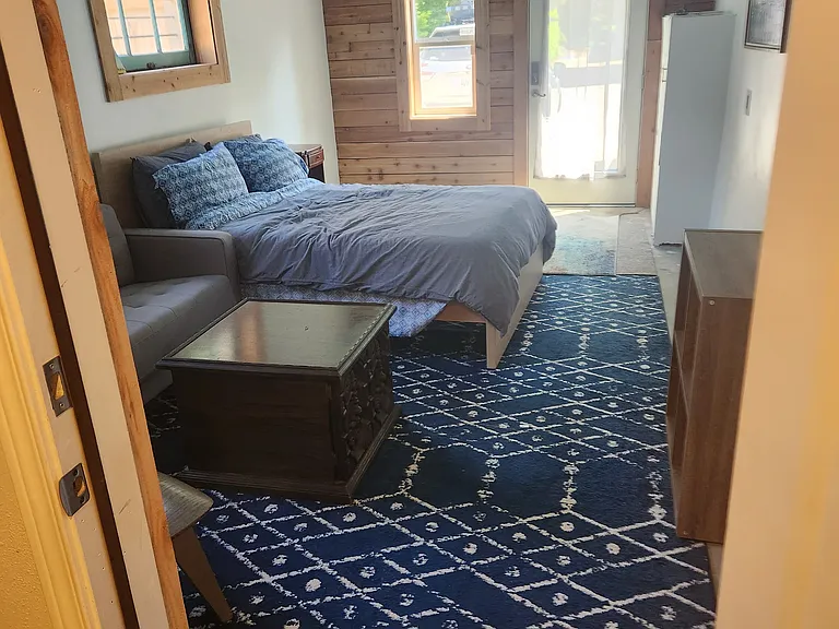 Studio/homeoffice space with seperate enterance from the driveway