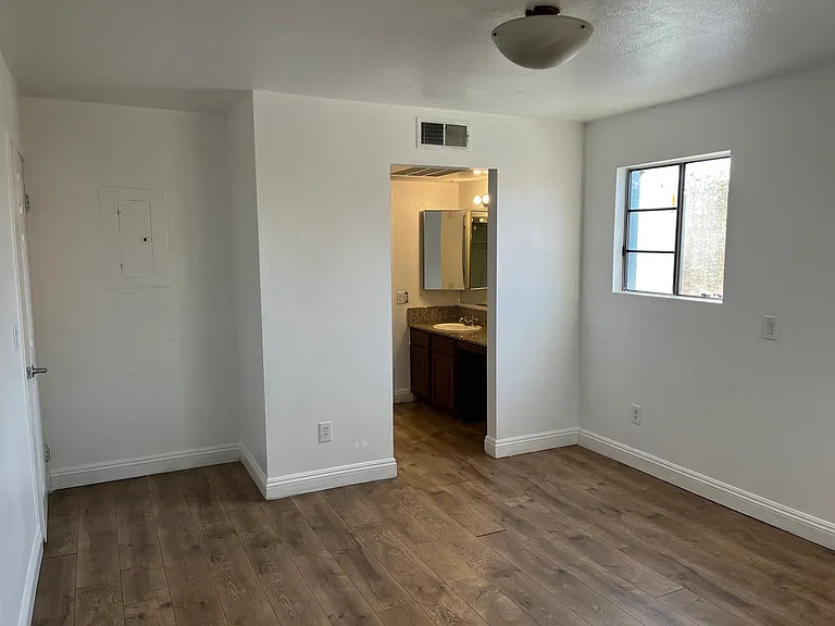 5138 S Jones Blvd #204 — Photo 5