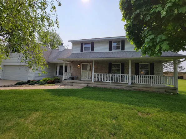 585 Oakridge Dr, Portage, WI 53901