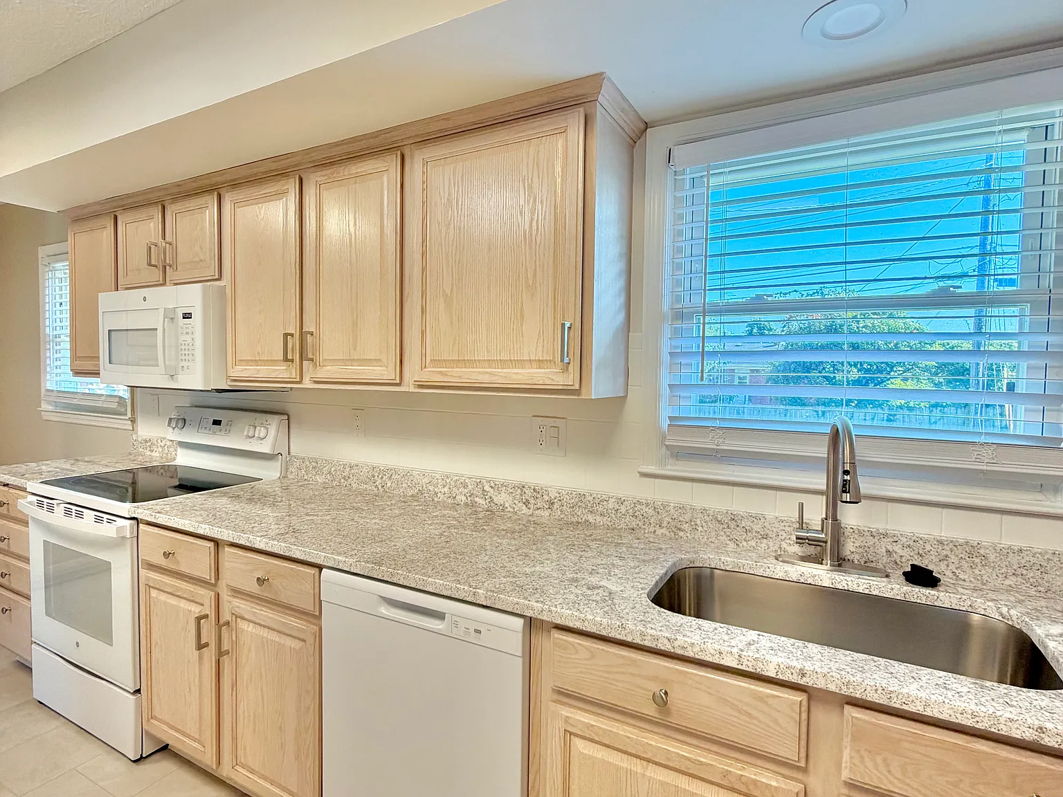 3 bed, 2700 sqft, $1,895 — Photo 3