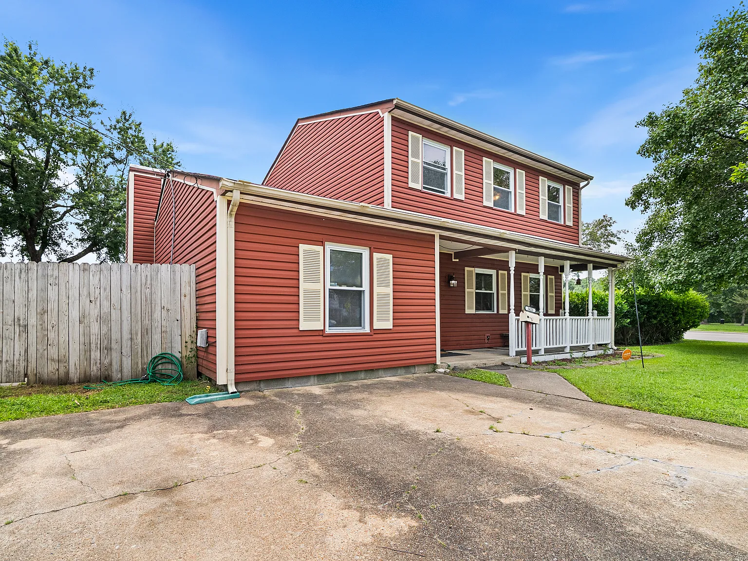 4 bed, 2.5 bath, 1740 sqft, $2,700 — Photo 2