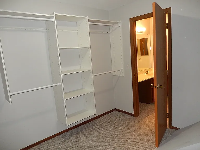 975 Westchester Cir — Photo 11