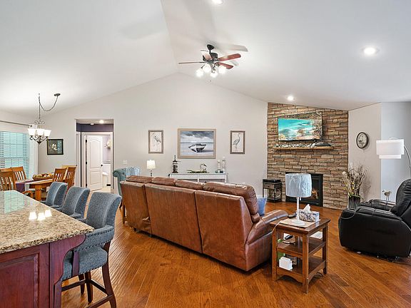 3rd image of 137 Chapel Hill Dr