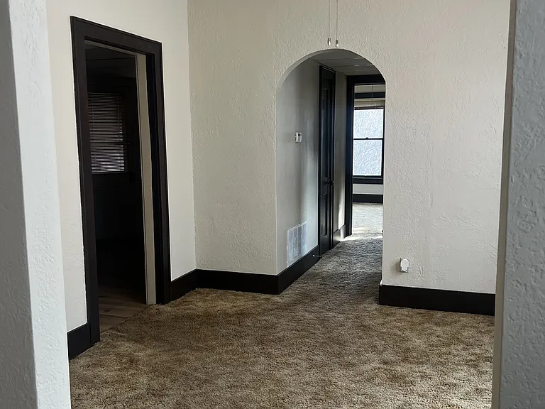 201 S Cravens St #4 — Photo 5
