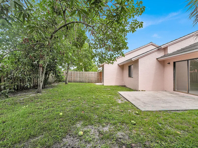 5864 Strawberry Lakes Cir — Photo 22