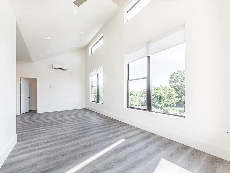 436 E Vermilion St #403 — Photo 3