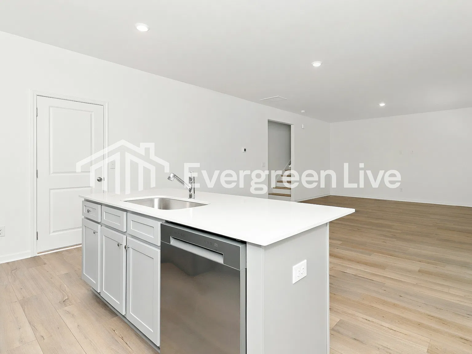 4 bed, 2.5 bath, 1995 sqft, $2,085 — Photo 4