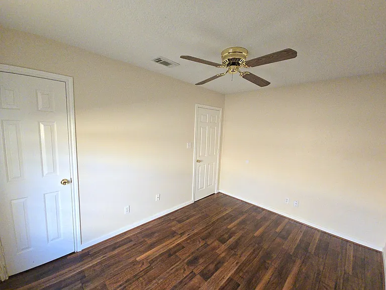 409 Commerce St — Photo 14