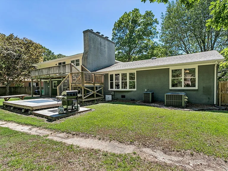 112 Leslie Dr — Photo 9