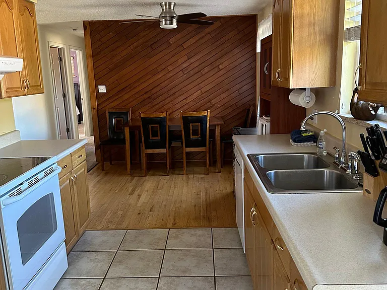 1552 S Everett St — Photo 9