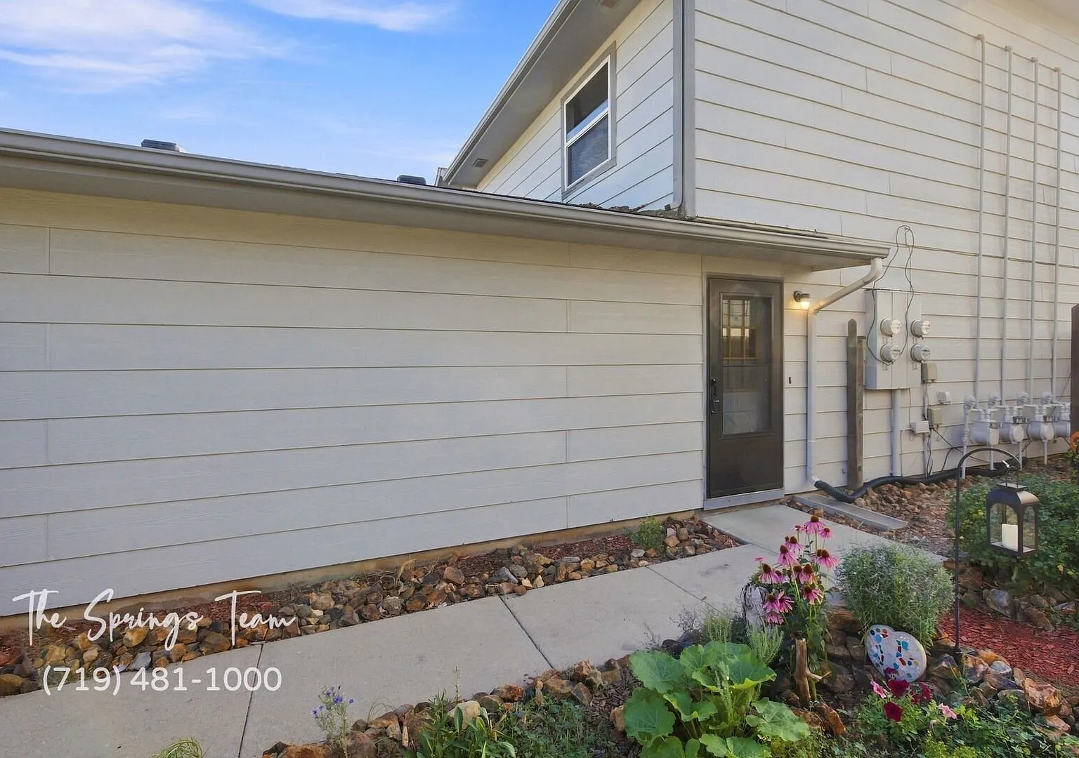Charming 2 Bedroom Townhome In Ne Springs (D-20)! - Security Deposit Waiver Available — Photo 3
