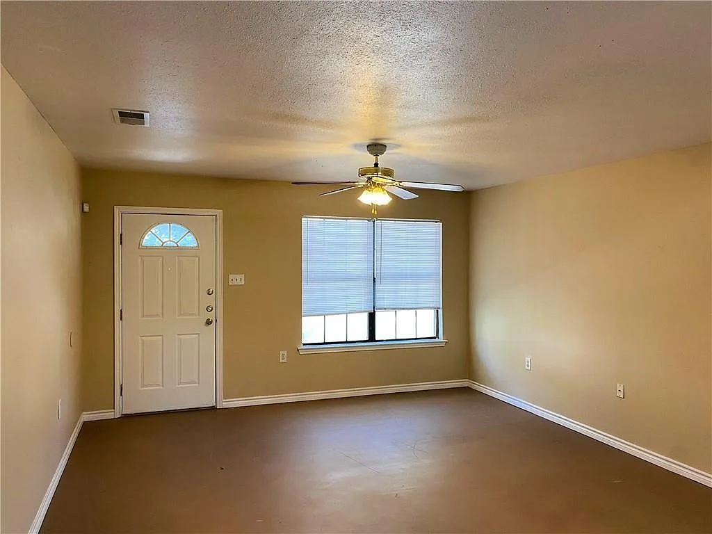 2 bed, 1.0 bath, 910 sqft, $1,195 — Photo 4