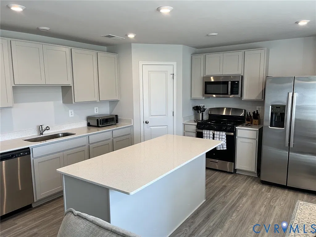 3 bed, 2.0 bath, 1554 sqft, $2,600 — Photo 4