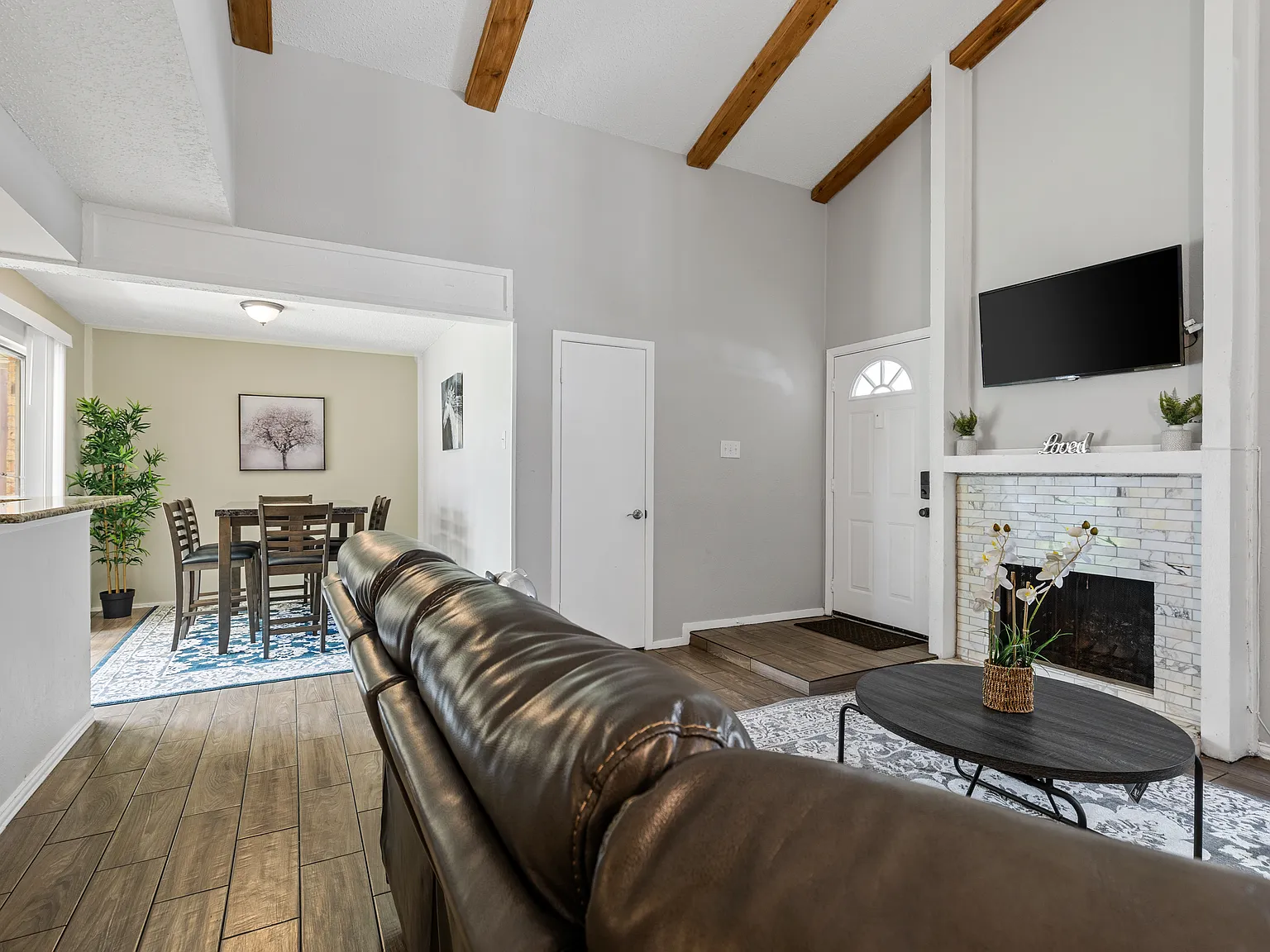 3 bed, 1250 sqft, $4,400 — Photo 4