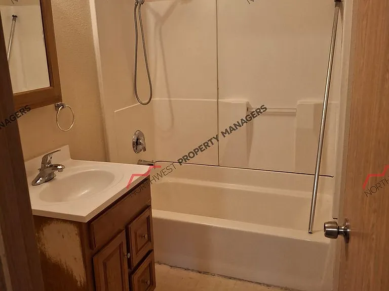 312 E Locust St — Photo 9