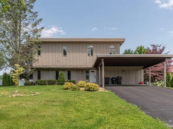 110 Hawthorne Dr, Brooklyn, MI 49230