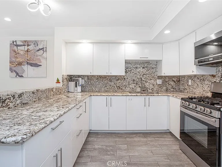 110 W Maple St #30 — Photo 14