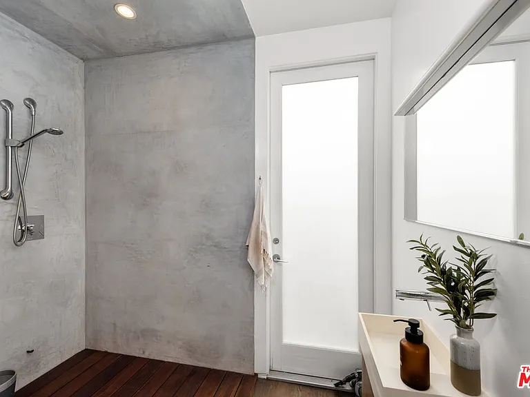 705 Sunset Ave #1/4 — Photo 16
